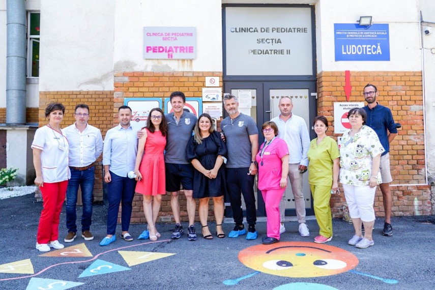 farul constanta gica popescu si tiberiu curt au impartit cadouri la spitalul judetean arad sectia pediatrie farul constanta gica popescu si tiberiu curt au impartit cadouri la spitalul judetean arad sectia pediatrie
