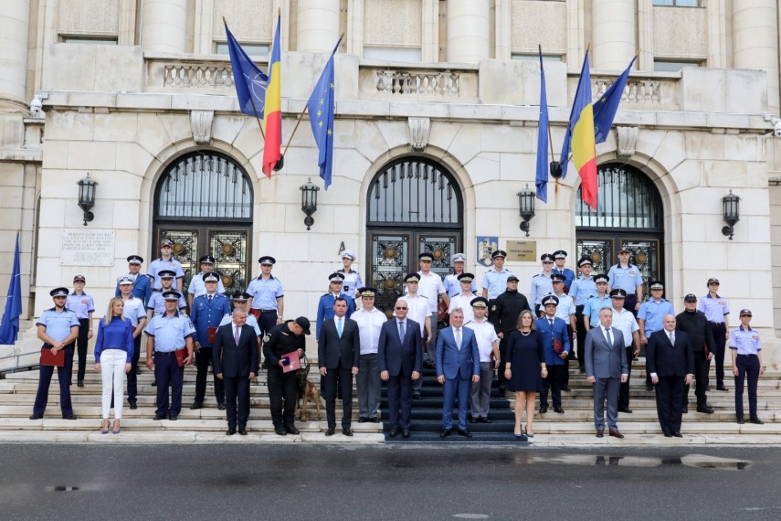 ziua ministerului afacerilor interne pompier din cadrul statiei midia navodari premiat de ministrul lucian ziua ministerului afacerilor interne pompier din cadrul statiei midia navodari premiat de ministrul lucian