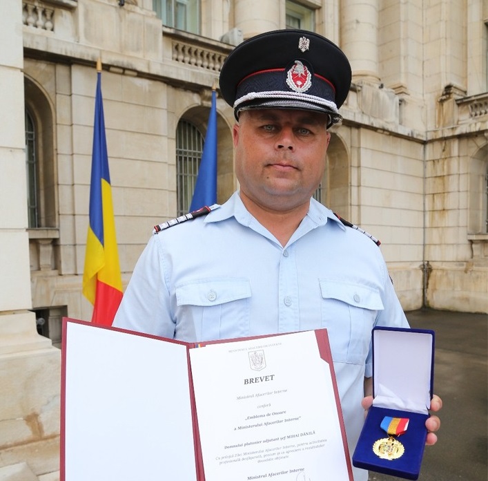 ziua ministerului afacerilor interne pompier din cadrul statiei midia navodari premiat de ministrul lucian ziua ministerului afacerilor interne pompier din cadrul statiei midia navodari premiat de ministrul lucian