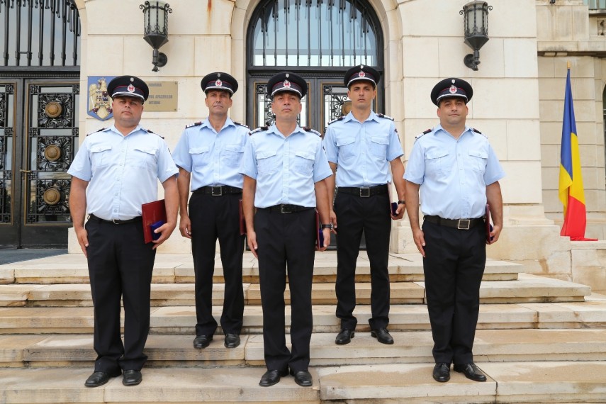 ziua ministerului afacerilor interne pompier din cadrul statiei midia navodari premiat de ministrul lucian ziua ministerului afacerilor interne pompier din cadrul statiei midia navodari premiat de ministrul lucian