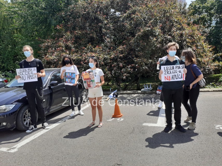 un nou protest al asociatiei elevilor din constanta in vederea acordarii gratuitatii pentru transport un nou protest al asociatiei elevilor din constanta in vederea acordarii gratuitatii pentru transport