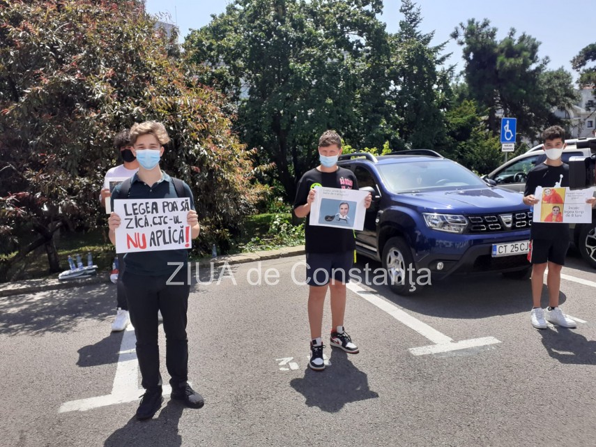 un nou protest al asociatiei elevilor din constanta in vederea acordarii gratuitatii pentru transport un nou protest al asociatiei elevilor din constanta in vederea acordarii gratuitatii pentru transport