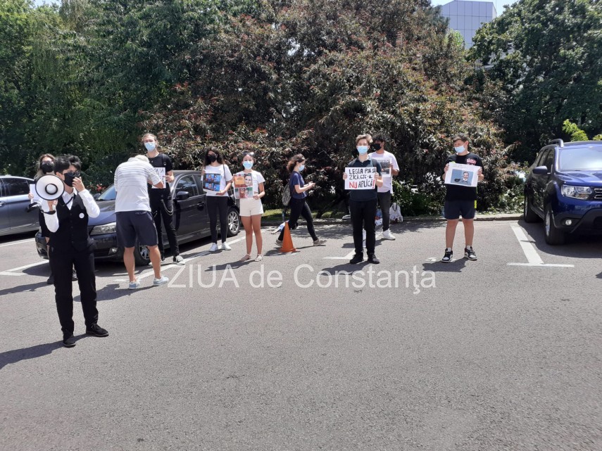 un nou protest al asociatiei elevilor din constanta in vederea acordarii gratuitatii pentru transport un nou protest al asociatiei elevilor din constanta in vederea acordarii gratuitatii pentru transport