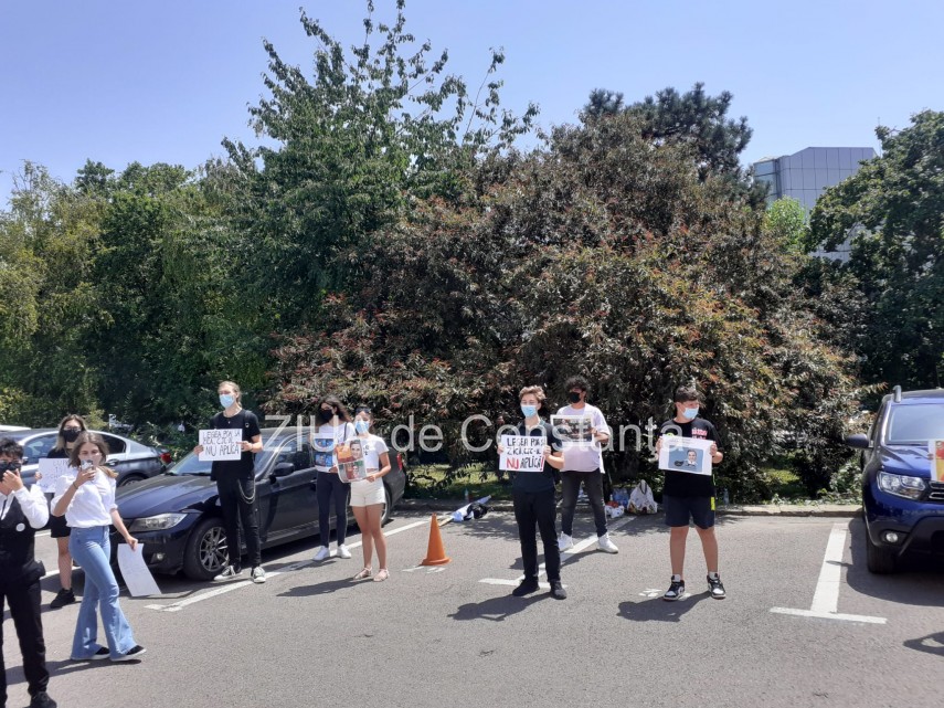 un nou protest al asociatiei elevilor din constanta in vederea acordarii gratuitatii pentru transport un nou protest al asociatiei elevilor din constanta in vederea acordarii gratuitatii pentru transport