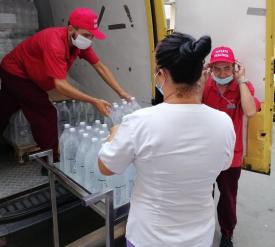 Voluntarii Asociației „Suflete deschise” au împărțit hrană și apă oamenilor străzii