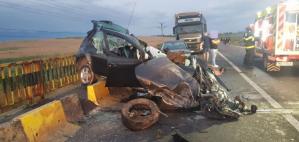 Imaginea zilei. Foto accident Tohanul Vechi. Rar se poate vedea o mașină într-o astfel de poziție  
