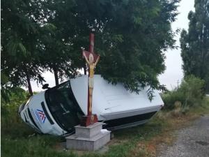 Imaginea zilei. Priviți unde a nimerit autoutilitara implicată în accident 