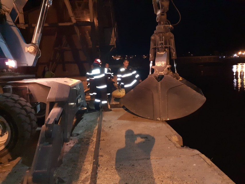 interventie nocturna a pompierilor din portul constanta ce cauta salvatorii la aceasta ora in apa marii interventie nocturna a pompierilor din portul constanta ce cauta salvatorii la aceasta ora in apa marii