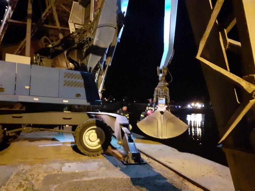 interventie nocturna a pompierilor din portul constanta ce cauta salvatorii la aceasta ora in apa marii interventie nocturna a pompierilor din portul constanta ce cauta salvatorii la aceasta ora in apa marii