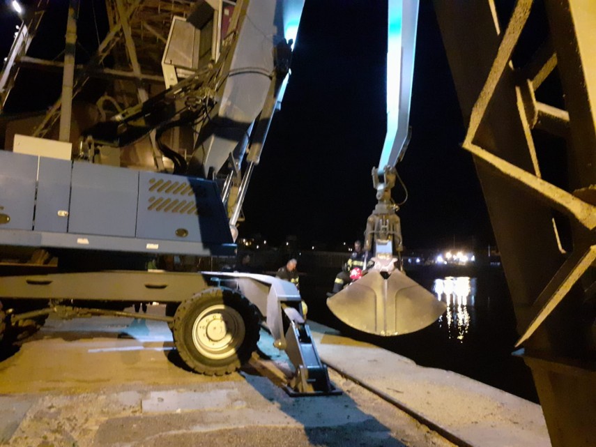 interventie nocturna a pompierilor din portul constanta ce cauta salvatorii la aceasta ora in apa marii interventie nocturna a pompierilor din portul constanta ce cauta salvatorii la aceasta ora in apa marii