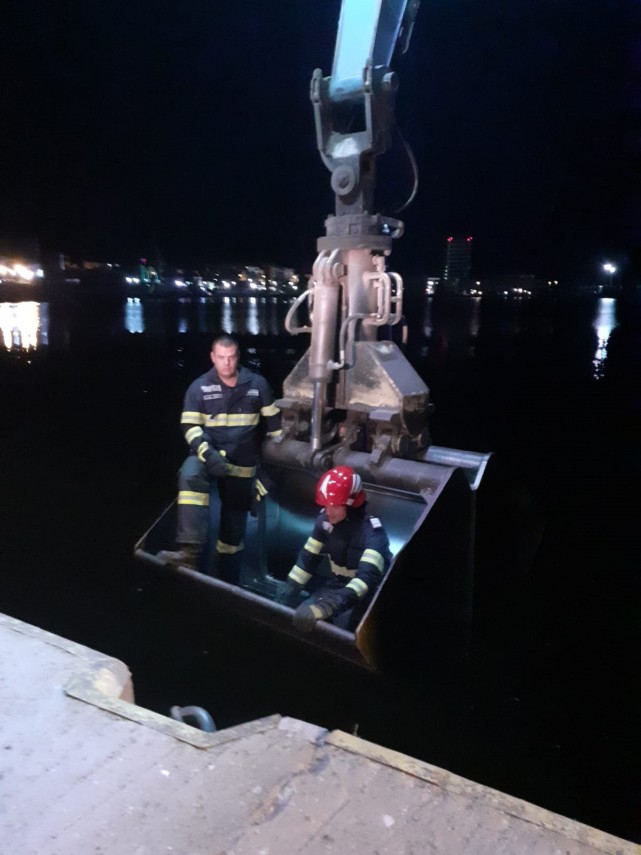 interventie nocturna a pompierilor din portul constanta ce cauta salvatorii la aceasta ora in apa marii interventie nocturna a pompierilor din portul constanta ce cauta salvatorii la aceasta ora in apa marii