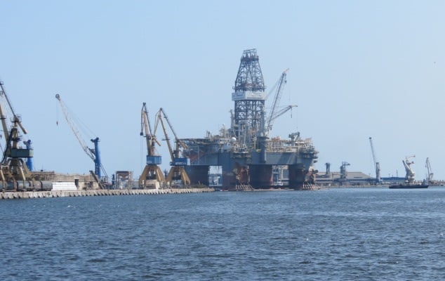 manevra reusita pentru mutarea unei platforme petroliere in portul constanta galerie foto 756283 manevra reusita pentru mutarea unei platforme petroliere in portul constanta galerie foto 756283