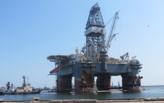manevra reusita pentru mutarea unei platforme petroliere in portul constanta galerie foto 756283 manevra reusita pentru mutarea unei platforme petroliere in portul constanta galerie foto 756283