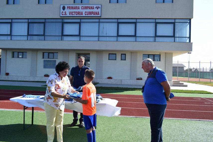 luptatorul cristian somandru vicecampion national si antrenorul vasile vicol premiati la cumpana galerie luptatorul cristian somandru vicecampion national si antrenorul vasile vicol premiati la cumpana galerie