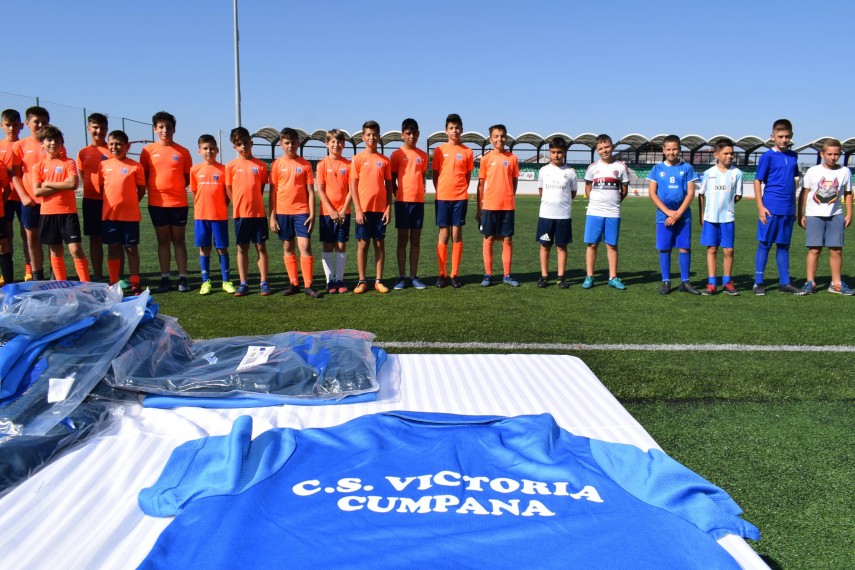 luptatorul cristian somandru vicecampion national si antrenorul vasile vicol premiati la cumpana galerie luptatorul cristian somandru vicecampion national si antrenorul vasile vicol premiati la cumpana galerie