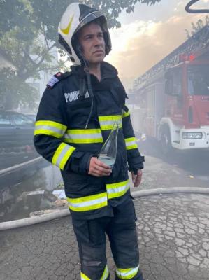 Fotoreportaj Incendiul din Mamaia. Imagini cu eroii zilei. Unii pompieri își trag sufletul cu o gură de apă, iar alții sunt în mișcare