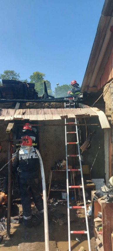 incendiu la o casa in tulcea o femeie de 73 de ani a suferit un atac de panica galerie foto 757381 incendiu la o casa in tulcea o femeie de 73 de ani a suferit un atac de panica galerie foto 757381