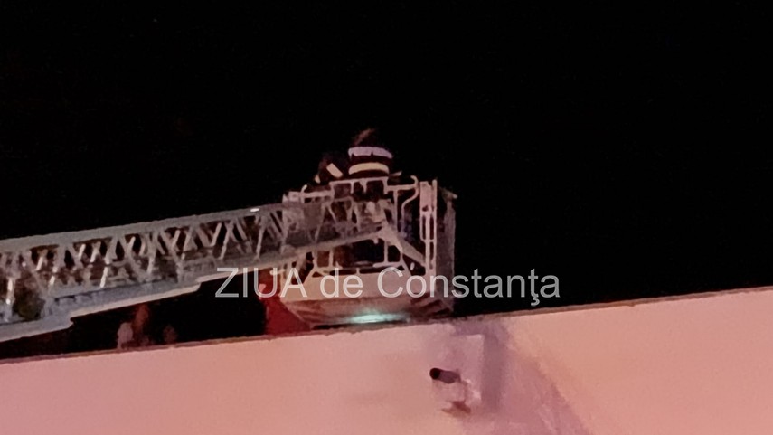 incendiu la un hotel din eforie sud turisti evacuati de pe acoperis degajarile mari de fum au pus salvatorii incendiu la un hotel din eforie sud turisti evacuati de pe acoperis degajarile mari de fum au pus salvatorii