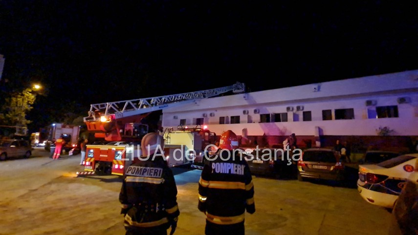 incendiu la un hotel din eforie sud turisti evacuati de pe acoperis degajarile mari de fum au pus salvatorii incendiu la un hotel din eforie sud turisti evacuati de pe acoperis degajarile mari de fum au pus salvatorii