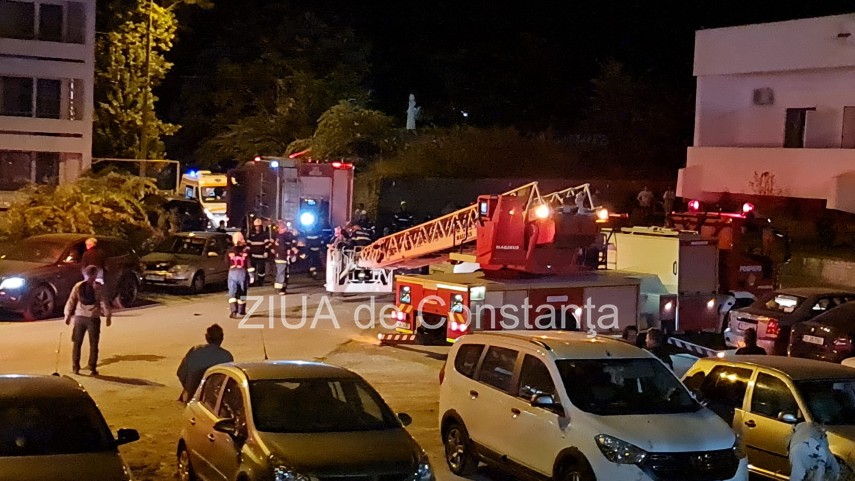 incendiu la un hotel din eforie sud turisti evacuati de pe acoperis degajarile mari de fum au pus salvatorii incendiu la un hotel din eforie sud turisti evacuati de pe acoperis degajarile mari de fum au pus salvatorii