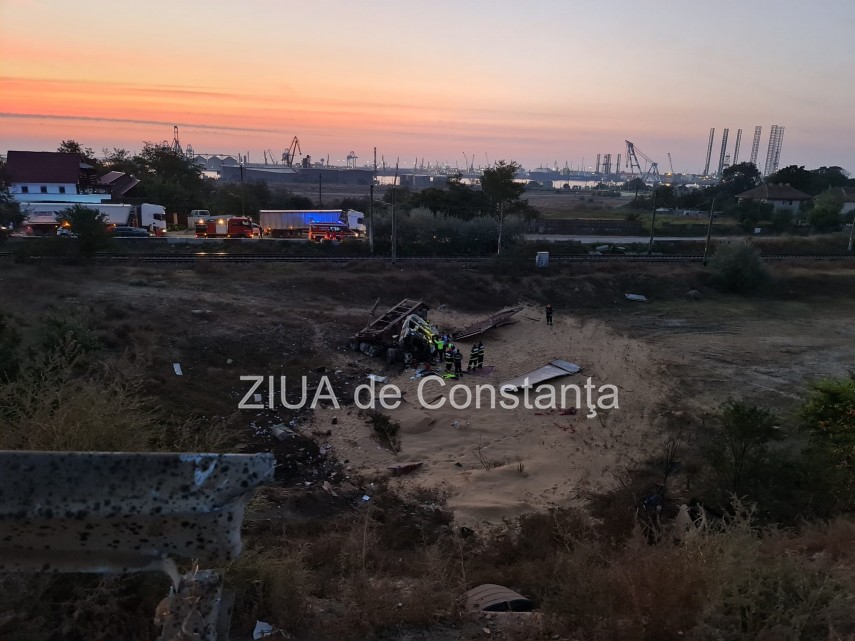 accident rutier mortal la iesire de pe a4 in sensul giratoriu de la agigea un tir a sarit peste balustrada accident rutier mortal la iesire de pe a4 in sensul giratoriu de la agigea un tir a sarit peste balustrada