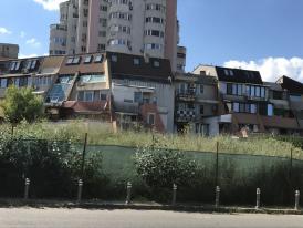 Constănțeanul supărat O femeie cere igienizarea terenului insalubru de pe strada Belvedere. Proprietarul, partener cu Mazăre și Constantinescu  