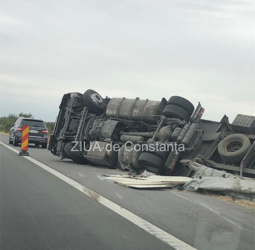 un tir s a rasturnat pe autostrada a2 bucuresti constanta galerie foto 759420 un tir s a rasturnat pe autostrada a2 bucuresti constanta galerie foto 759420