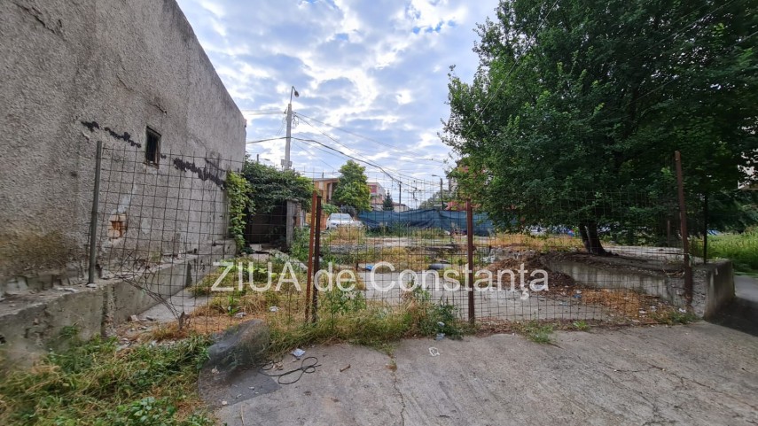 mizerie pe o strada din centrul constantei ce spune municipalitatea 759461 mizerie pe o strada din centrul constantei ce spune municipalitatea 759461