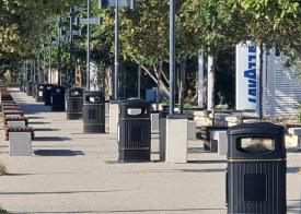 Risipă de bani publici în extrasezon. Coșurile de gunoi de 600 de euro bucata au împânzit stațiunea Mamaia