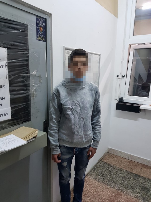 tanar suspectat de talharie prins de agentii zip escort a dat atacul la o sala de jocuri din navodari tanar suspectat de talharie prins de agentii zip escort a dat atacul la o sala de jocuri din navodari