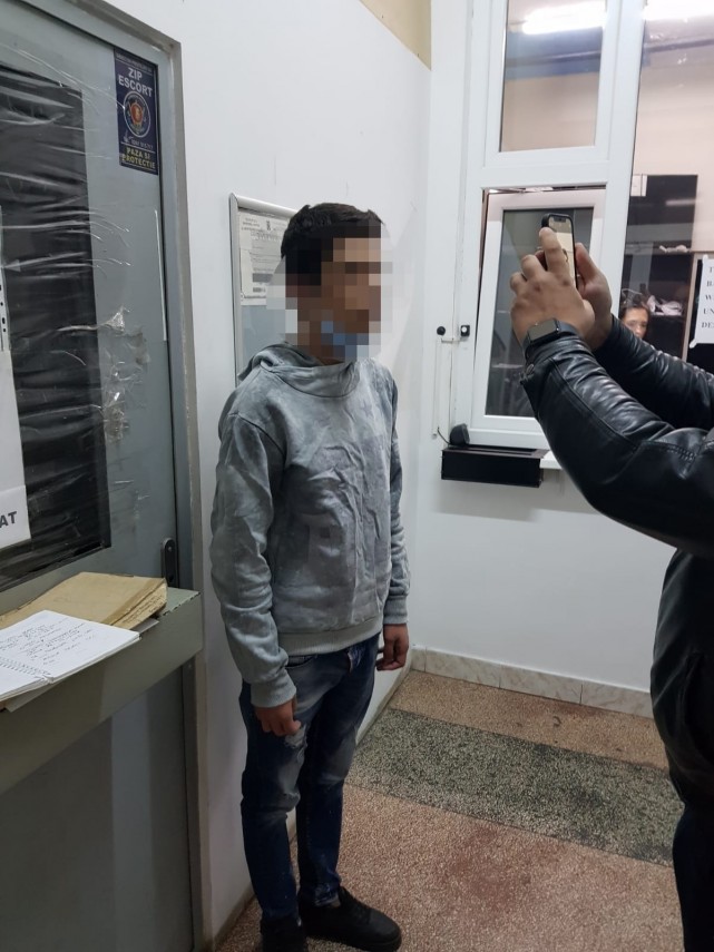 tanar suspectat de talharie prins de agentii zip escort a dat atacul la o sala de jocuri din navodari tanar suspectat de talharie prins de agentii zip escort a dat atacul la o sala de jocuri din navodari