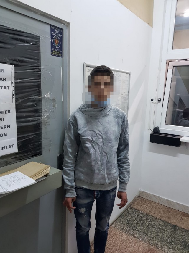 tanar suspectat de talharie prins de agentii zip escort a dat atacul la o sala de jocuri din navodari tanar suspectat de talharie prins de agentii zip escort a dat atacul la o sala de jocuri din navodari