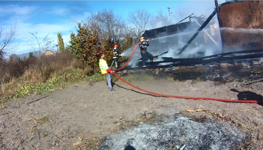 incendiu violent in localitatea balaceana judetul suceava 761452 incendiu violent in localitatea balaceana judetul suceava 761452