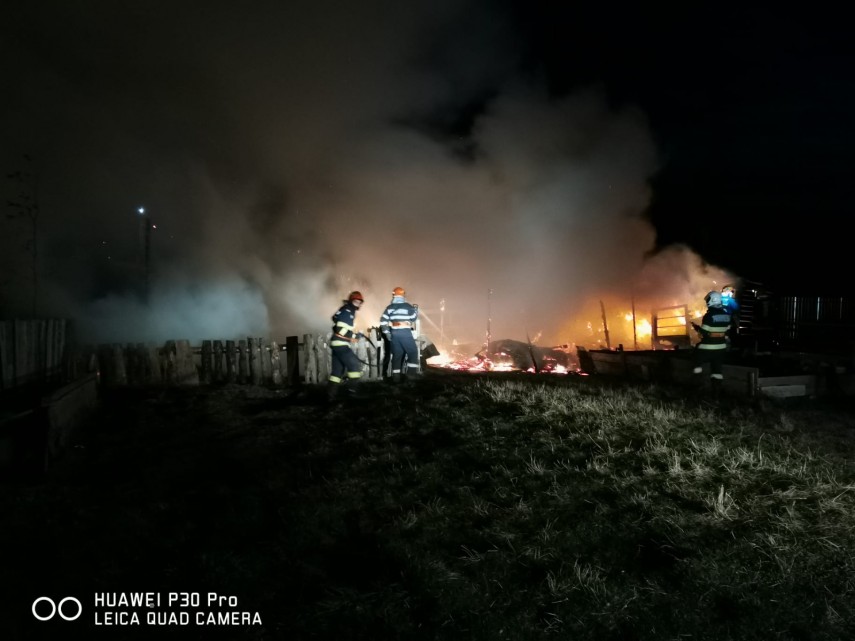 incendiu violent in localitatea horodnicu de sus judetul suceava galerie foto 761549 incendiu violent in localitatea horodnicu de sus judetul suceava galerie foto 761549