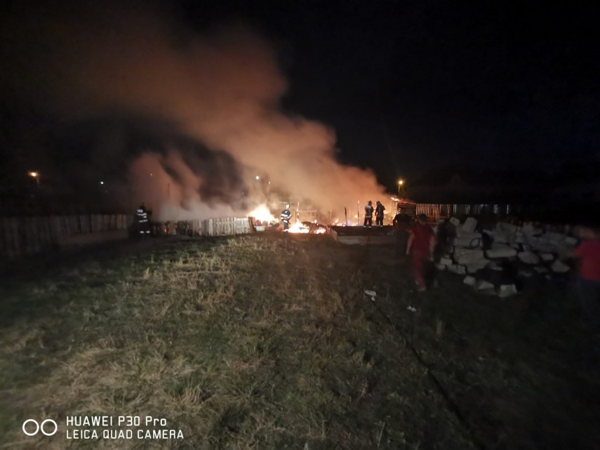 incendiu violent in localitatea horodnicu de sus judetul suceava galerie foto 761549 incendiu violent in localitatea horodnicu de sus judetul suceava galerie foto 761549