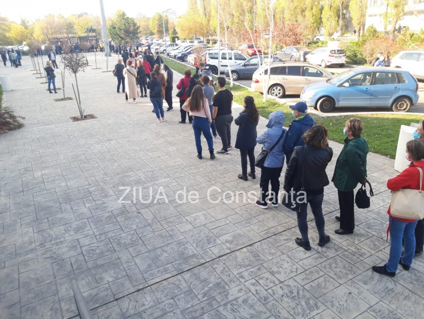 constanta se imunizeaza sute de persoane stau la coada centrul de vaccinare de la pavilionul expozitional constanta se imunizeaza sute de persoane stau la coada centrul de vaccinare de la pavilionul expozitional