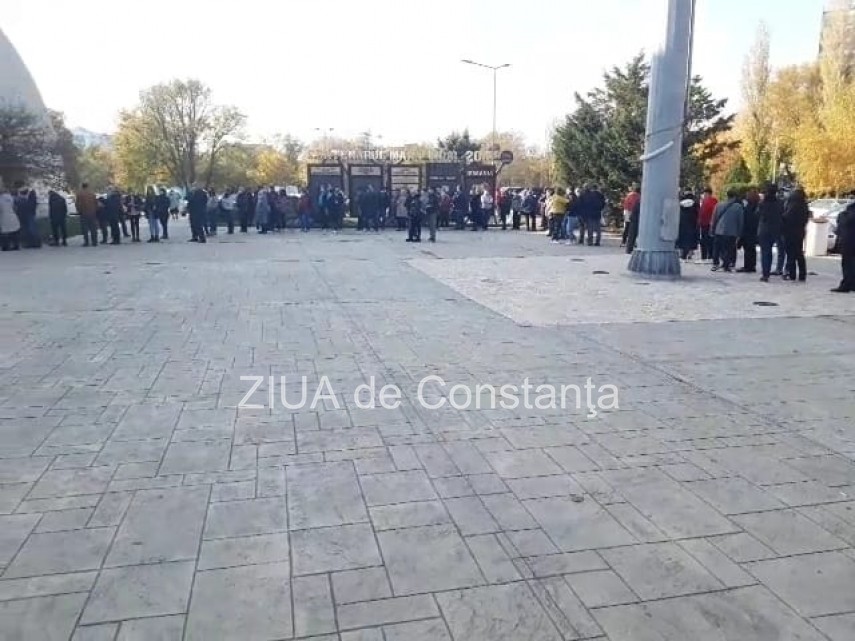 constanta se imunizeaza sute de persoane stau la coada centrul de vaccinare de la pavilionul expozitional constanta se imunizeaza sute de persoane stau la coada centrul de vaccinare de la pavilionul expozitional