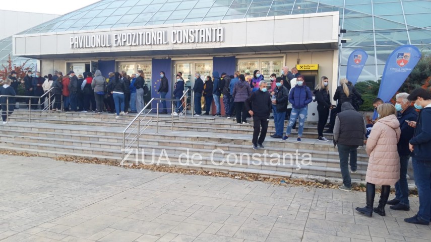 constanta se imunizeaza sute de persoane stau la coada centrul de vaccinare de la pavilionul expozitional constanta se imunizeaza sute de persoane stau la coada centrul de vaccinare de la pavilionul expozitional