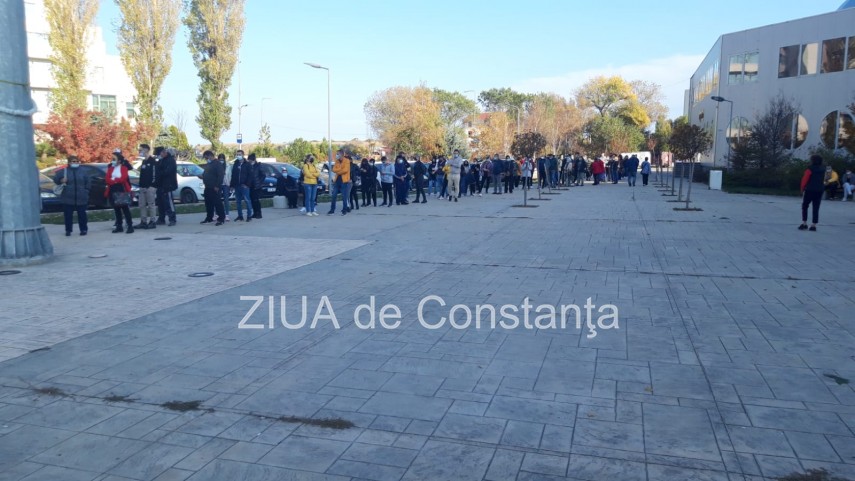 constanta se imunizeaza sute de persoane stau la coada centrul de vaccinare de la pavilionul expozitional constanta se imunizeaza sute de persoane stau la coada centrul de vaccinare de la pavilionul expozitional