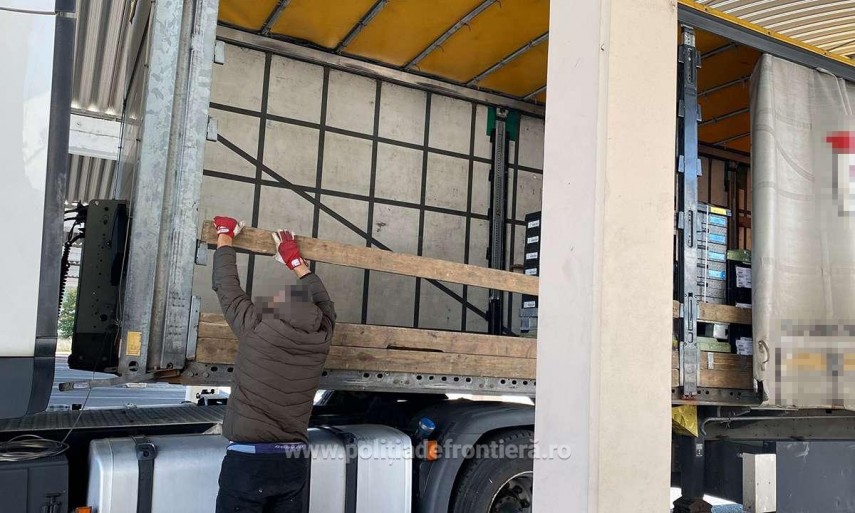 politia de frontiera tir plin cu piese auto in care se aflau tone de tutun neprelucrat depistat la vama politia de frontiera tir plin cu piese auto in care se aflau tone de tutun neprelucrat depistat la vama