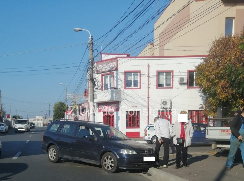 constanta o masina cu butelii a intrat intr o curte video 762196 constanta o masina cu butelii a intrat intr o curte video 762196