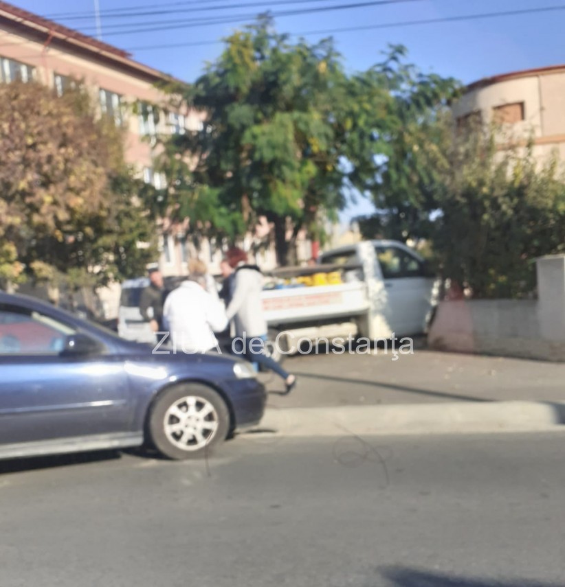 constanta o masina cu butelii a intrat intr o curte video 762196 constanta o masina cu butelii a intrat intr o curte video 762196