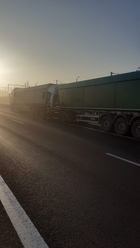 accident rutier pe autostrada soarelui traficul rutier este blocat doua autocamioane implicate galerie accident rutier pe autostrada soarelui traficul rutier este blocat doua autocamioane implicate galerie