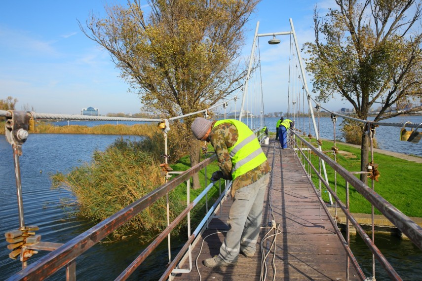 continua lucrarile de reabilitare a podetelor din parcul tabacarie galerie foto 762847 continua lucrarile de reabilitare a podetelor din parcul tabacarie galerie foto 762847