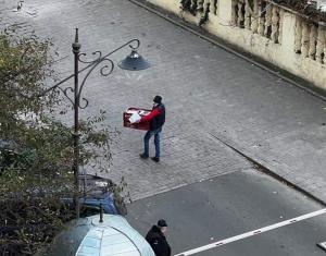 Imaginea zilei Mașinile de pâine nu pot intra în Piața Ovidiu. Șoferii o transportă în brațe către magazine