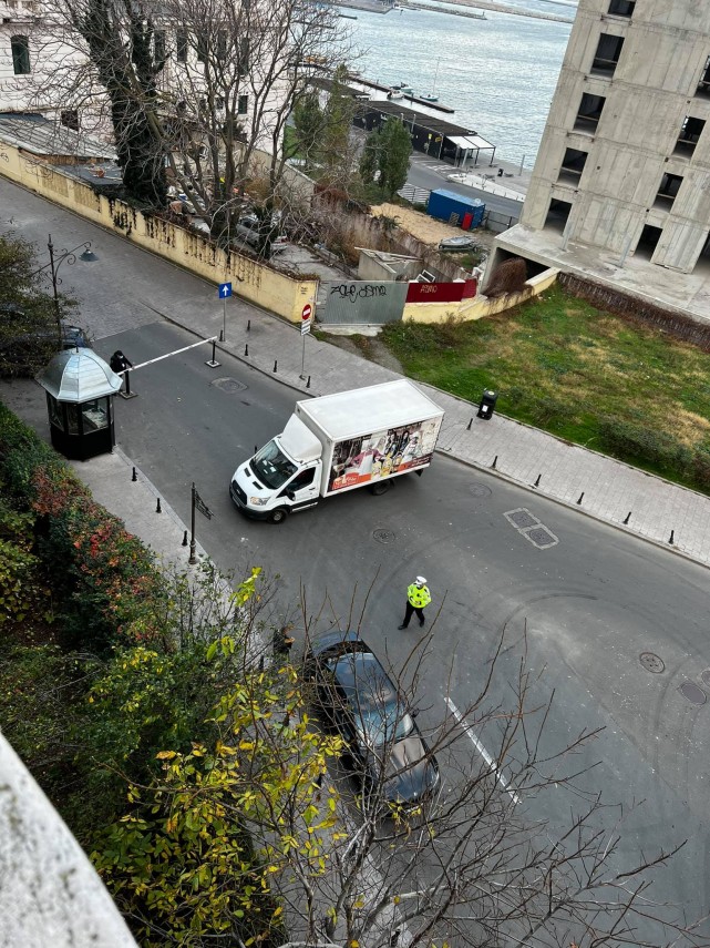 imaginea zilei masinile de paine nu pot intra in piata ovidiu soferii o transporta in brate catre magazine imaginea zilei masinile de paine nu pot intra in piata ovidiu soferii o transporta in brate catre magazine