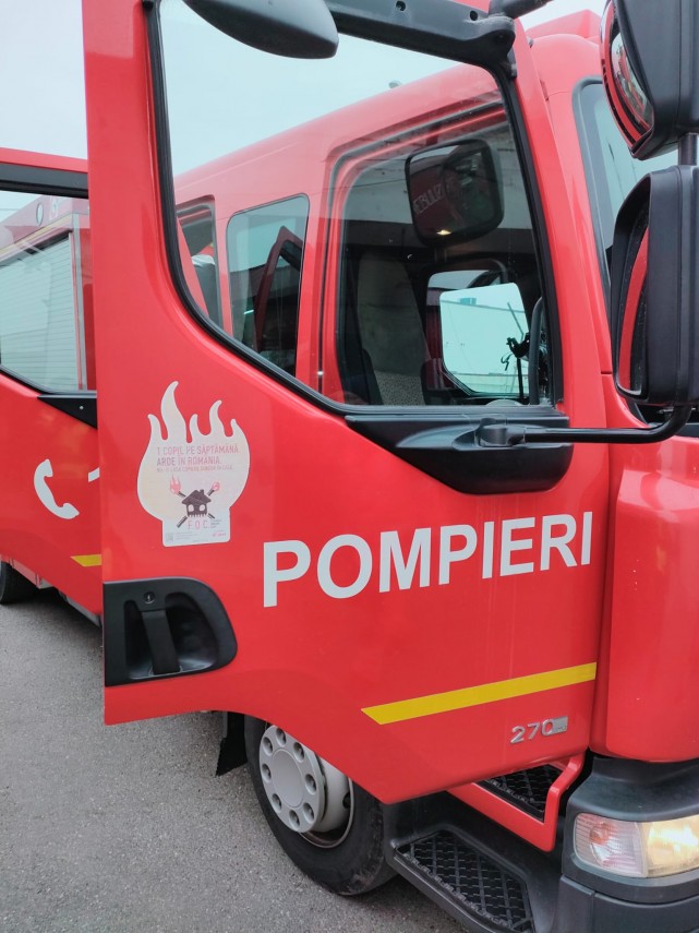isu suceava un pompier in timpul liber a intervenit la un incendiu izbucnit la o ambulanta ce se deplasa isu suceava un pompier in timpul liber a intervenit la un incendiu izbucnit la o ambulanta ce se deplasa