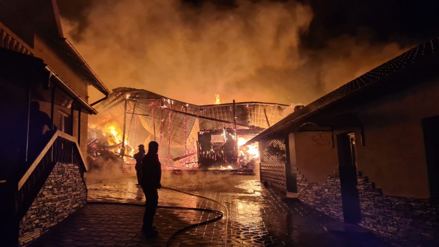 judetul suceava un gater si o casa distruse in urma unui incendiu violent o femeie insarcinata a suferit judetul suceava un gater si o casa distruse in urma unui incendiu violent o femeie insarcinata a suferit