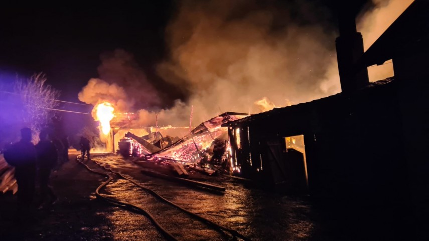 judetul suceava un gater si o casa distruse in urma unui incendiu violent o femeie insarcinata a suferit judetul suceava un gater si o casa distruse in urma unui incendiu violent o femeie insarcinata a suferit