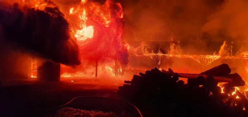 judetul suceava un gater si o casa distruse in urma unui incendiu violent o femeie insarcinata a suferit judetul suceava un gater si o casa distruse in urma unui incendiu violent o femeie insarcinata a suferit